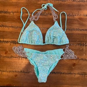 Beach Bunny Mint Bikini with chains hardware, Top DD, Bottoms Large
